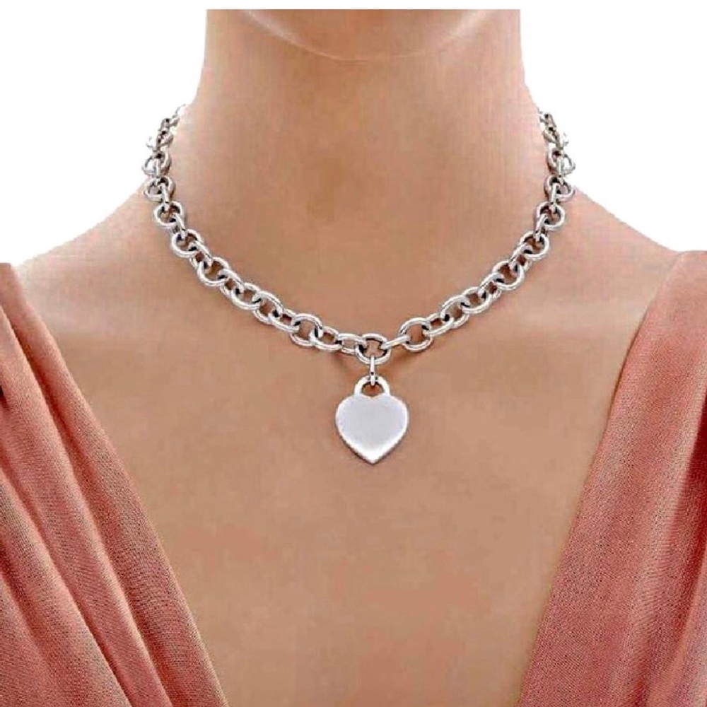 ♦️sold♦️Tiffany & co heart tag choker $500